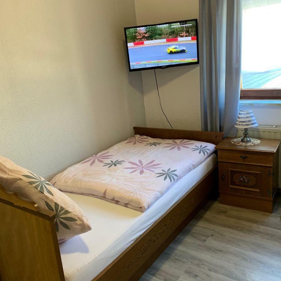 Bed and Breakfast Vina Am Ring Mannebach  Экстерьер фото