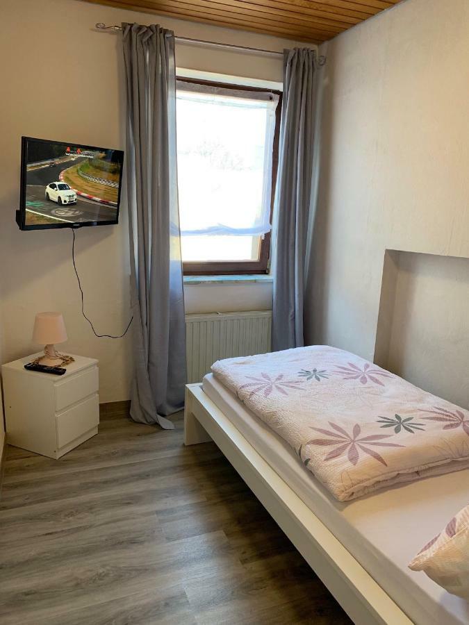 Bed and Breakfast Vina Am Ring Mannebach  Экстерьер фото
