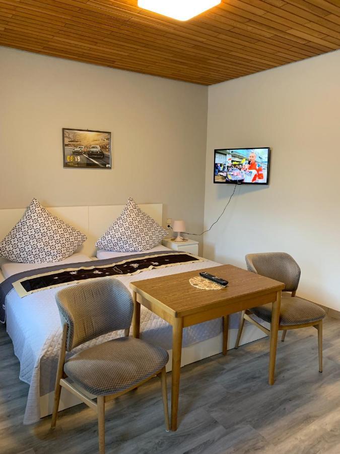 Bed and Breakfast Vina Am Ring Mannebach  Экстерьер фото